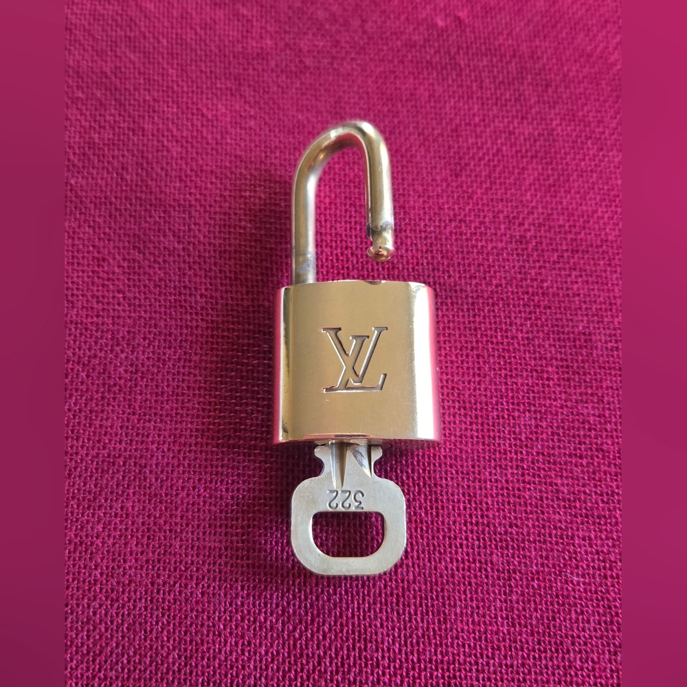 Louis Vuitton Lock And Key #322 With Lavender Bagcharm - Picture 5 of 9